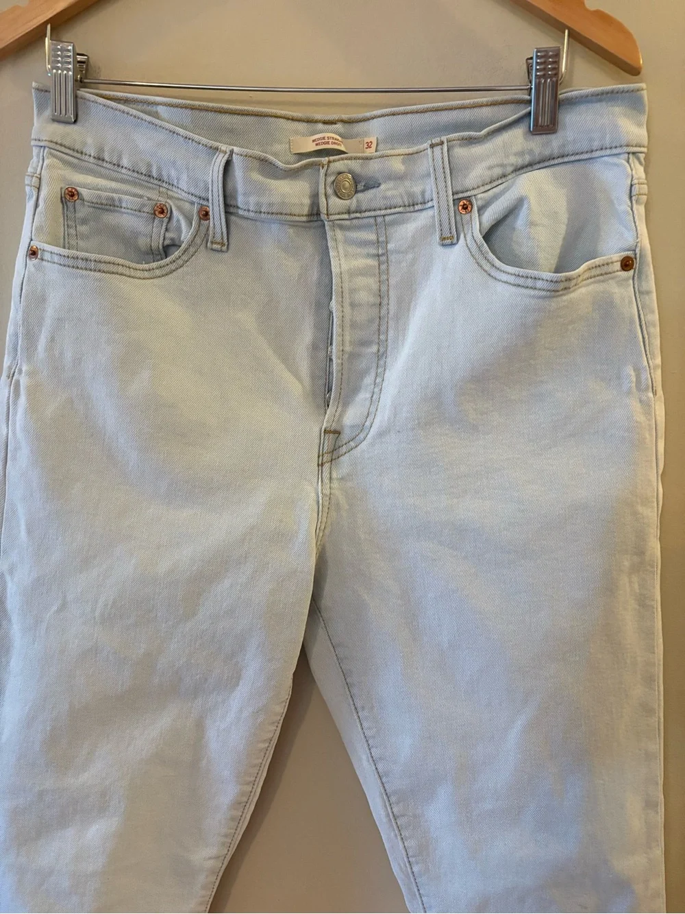 Levi's women’s Light Blue, high waist Cropped, wedge, straight Jeans, Sz 32. - Picture 2 of 16